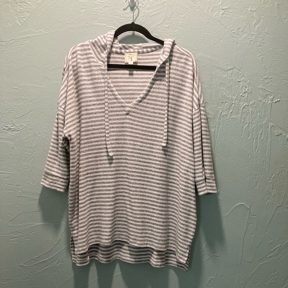 Colortree
1X grey & white top with hood